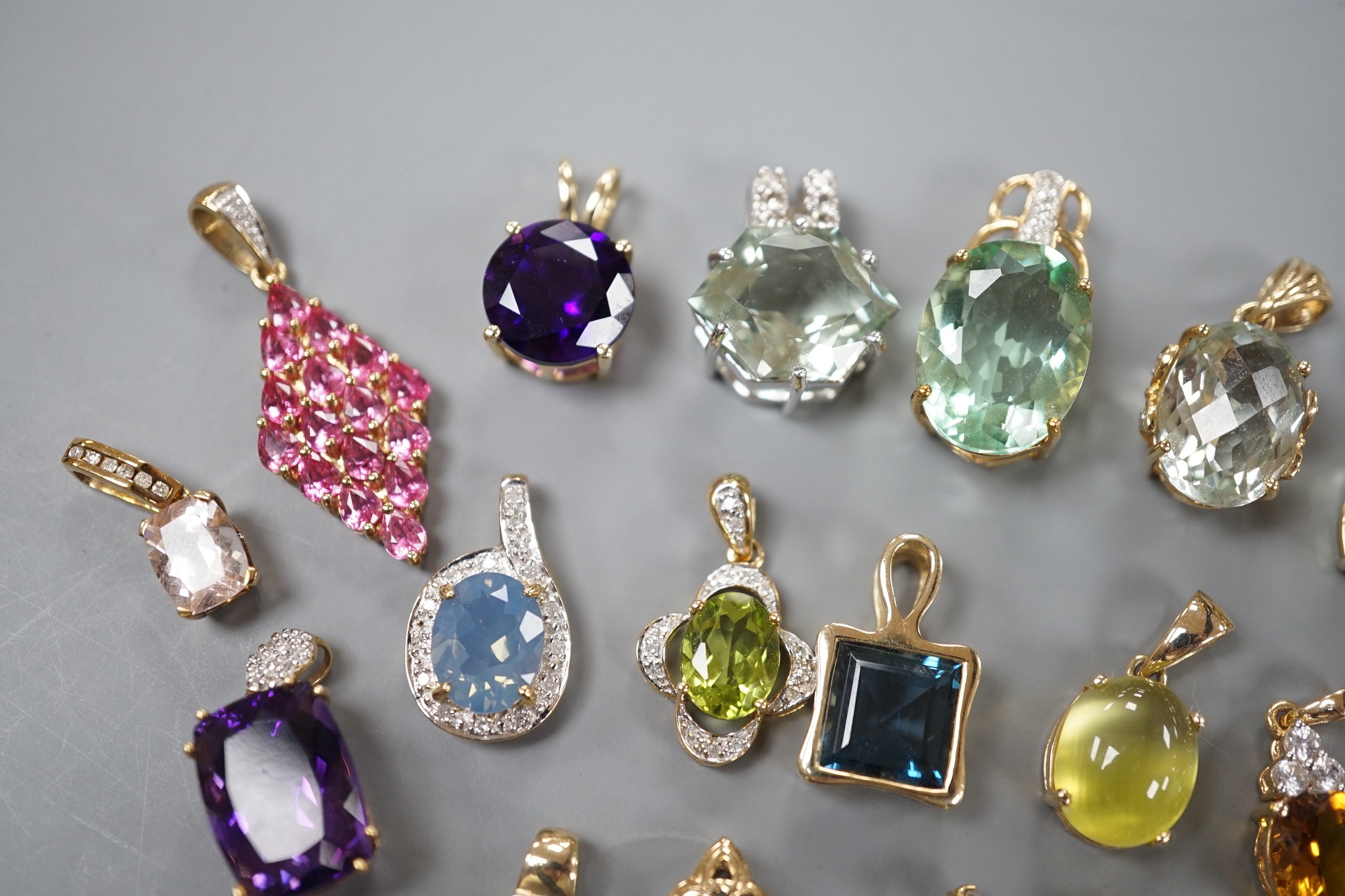 Twenty five assorted modern 9ct gold or 9k and gem set pendants, including amethyst and citrine, gross weight 54.7 grams.